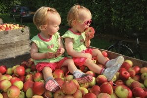 Children eating apples