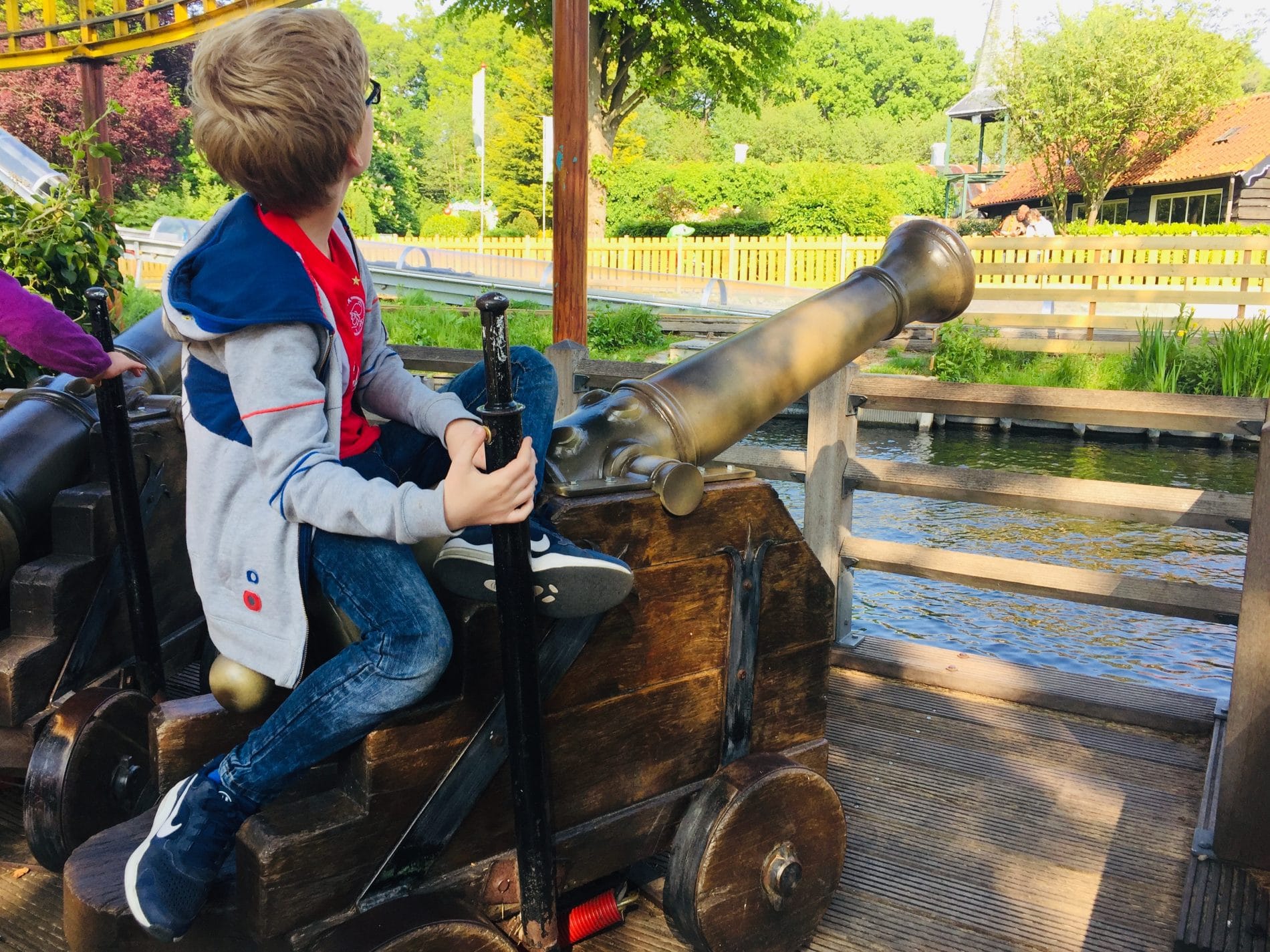 Boy on Duinrell cannon