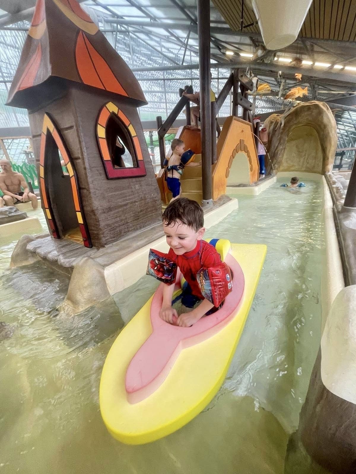 TerSpegelt kids canal pool