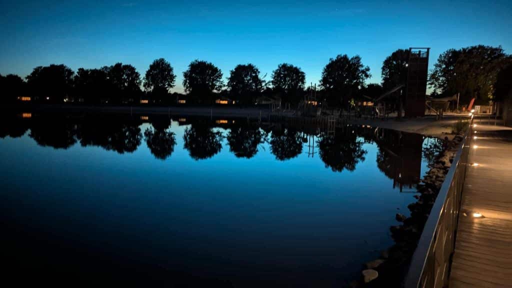 Hof van Saksen lake by night