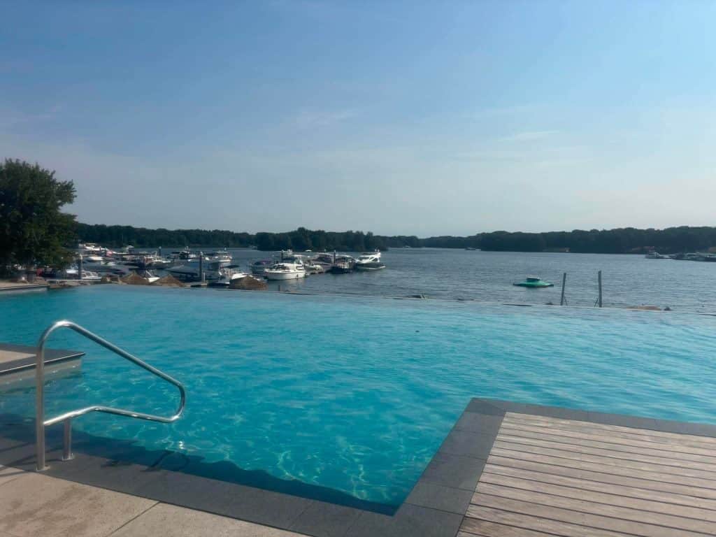 Infinity pool Landal Marina Resort Well